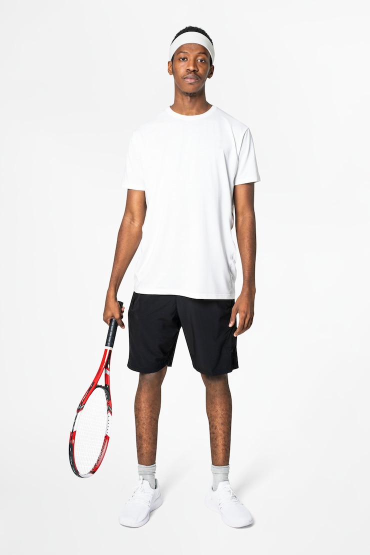 Foto gratuito giocatore di tennis in abbigliamento sportivo t-shirt bianca
