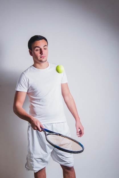 Giocatore di tennis in abiti bianchi