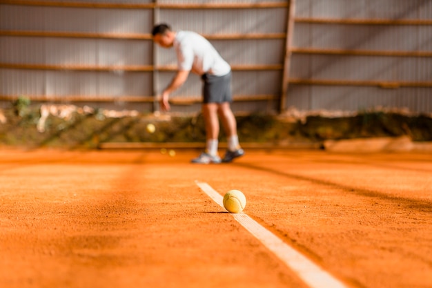 Giocatore di tennis offuscata dal lato