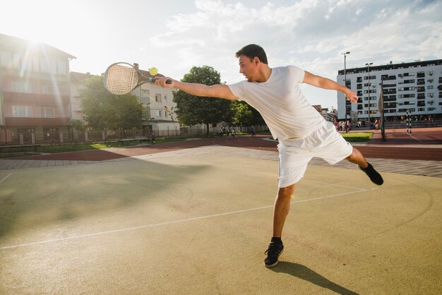 Giocatore di tennis raggiungendo palla