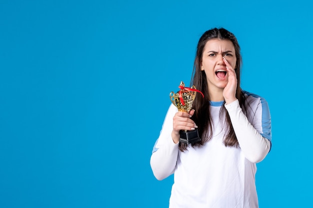 Giocatore femminile di vista frontale con il trofeo