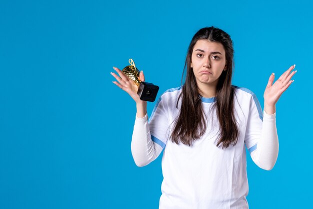 Giocatore femminile di vista frontale con il trofeo