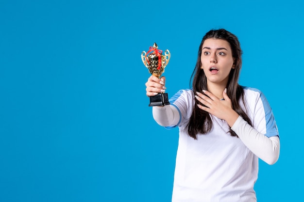 Giocatore femminile di vista frontale con il trofeo