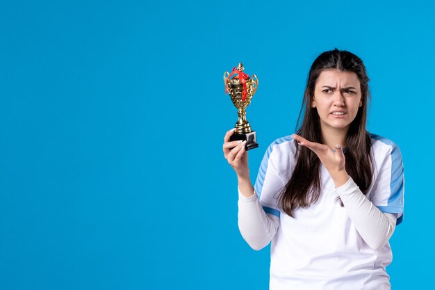 Giocatore femminile di vista frontale con il trofeo