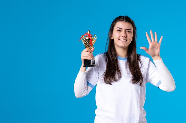 Giocatore femminile di vista frontale con il trofeo