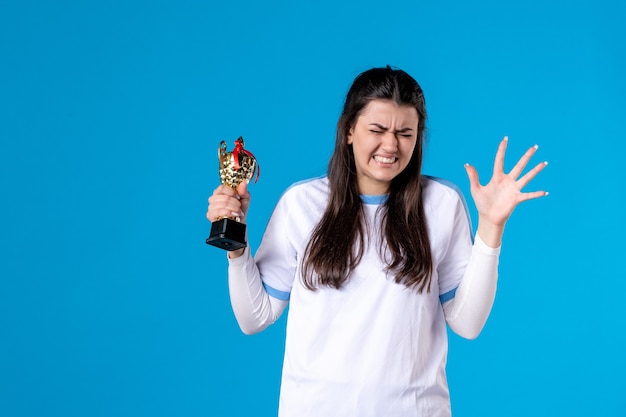 Giocatore femminile di vista frontale con il trofeo