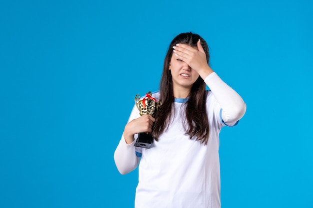 Giocatore femminile di vista frontale con il trofeo