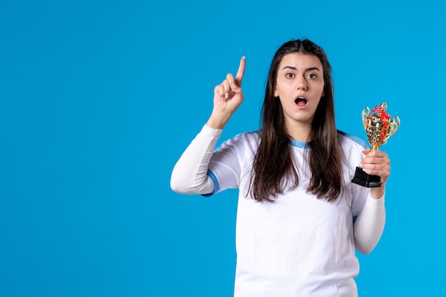 Giocatore femminile di vista frontale con il trofeo