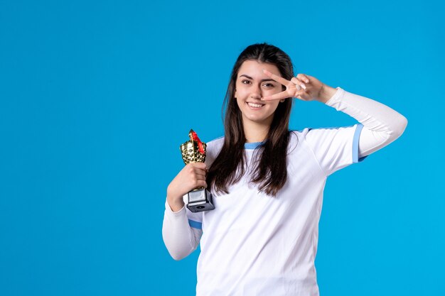 Giocatore femminile di vista frontale con il trofeo