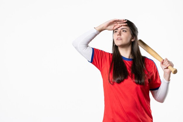 Giocatore femminile di vista frontale con la mazza da baseball