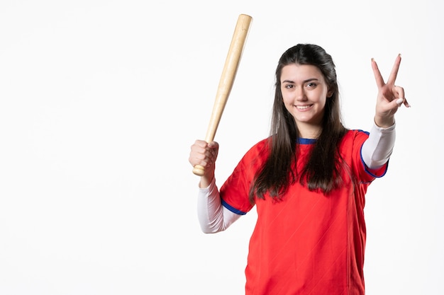 Giocatore femminile di vista frontale con la mazza da baseball