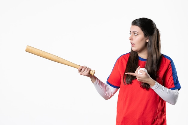 Giocatore femminile di vista frontale con la mazza da baseball