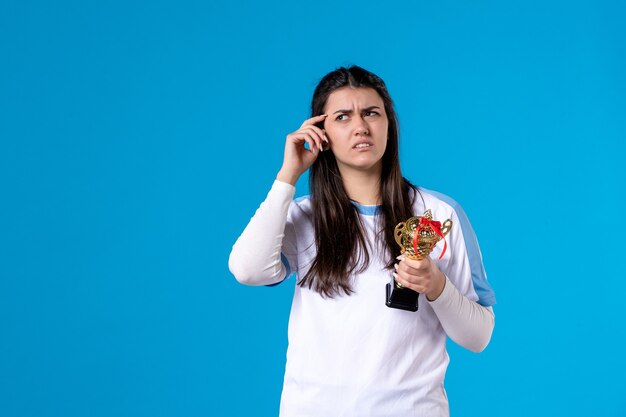 Giocatore femminile di vista frontale con la tazza