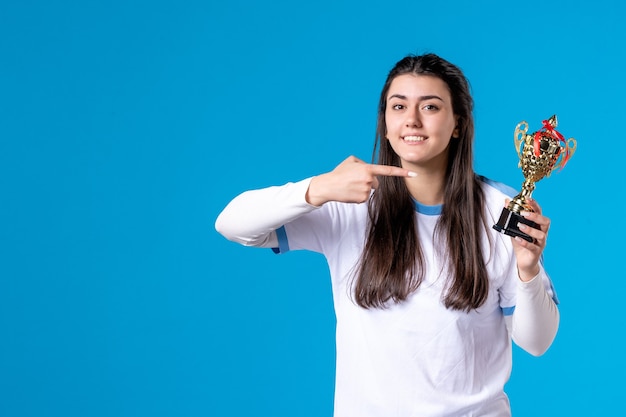 Giocatore femminile di vista frontale con la tazza