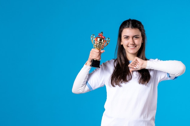 Giocatore femminile di vista frontale con la tazza