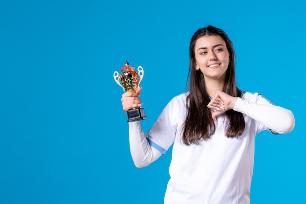 Giocatore femminile di vista frontale con la tazza