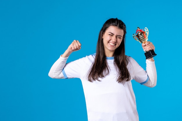 Giocatore femminile di vista frontale con la tazza