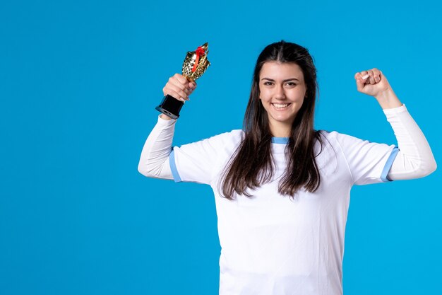 Giocatore femminile di vista frontale con la tazza