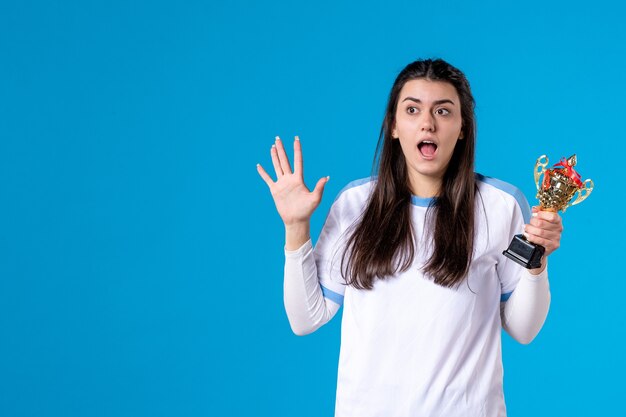 Giocatore femminile di vista frontale con la tazza