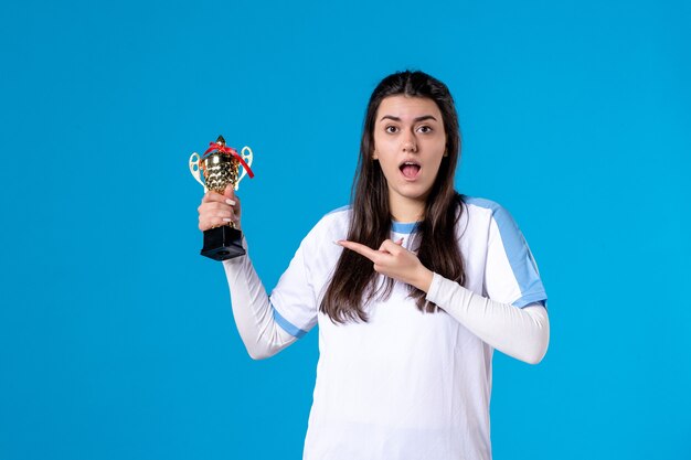 Giocatore femminile di vista frontale con la tazza