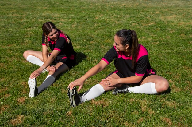 Giocatori di football americano delle donne del colpo pieno sul campo