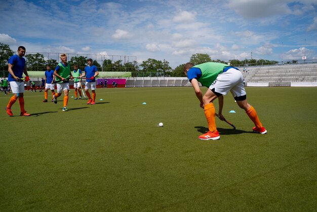 Giocatori di hockey su prato durante una partita di torneo