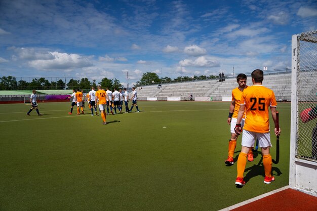 Giocatori di hockey su prato durante una partita di torneo