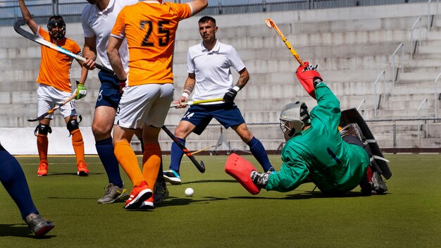 Giocatori di hockey su prato durante una partita di torneo