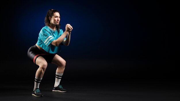 Giocatrice di rugby femminile in posa di abbigliamento sportivo