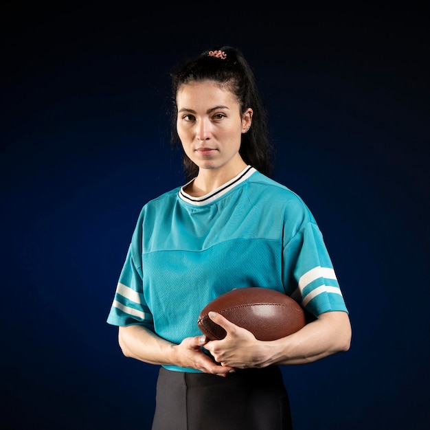 Giocatrice di rugby femminile in posa di abbigliamento sportivo