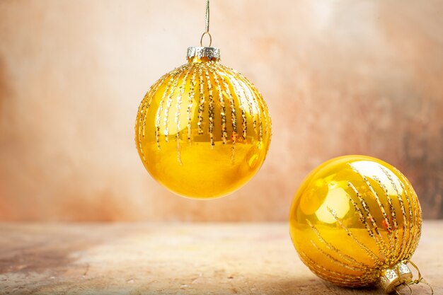 Giocattoli dell'albero di Natale di vista dal basso su fondo beige