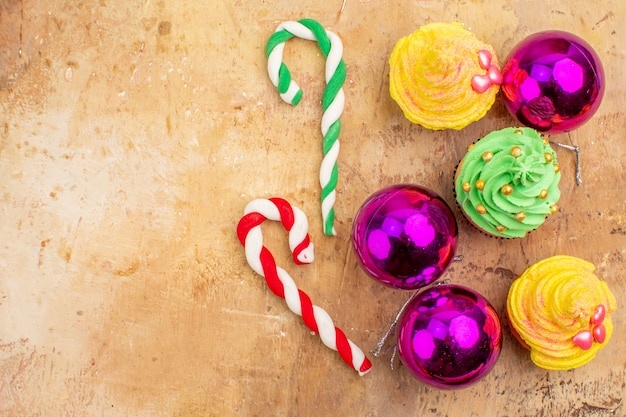 Giocattoli dell'albero di Natale vista dall'alto con torte cremose