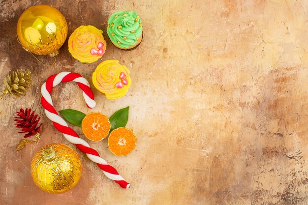 Giocattoli dell'albero di Natale vista dall'alto con torte