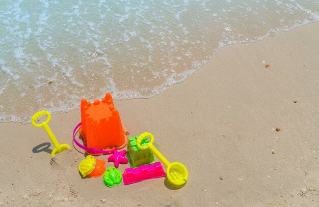 Giocattoli della spiaggia sulla spiaggia del mare