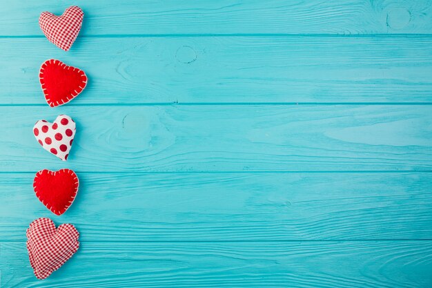 Giocattoli fatti a mano a forma di cuore in legno turchese