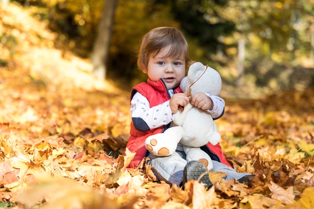 Giocattolo abbracciante del piccolo bambino della foto a figura intera