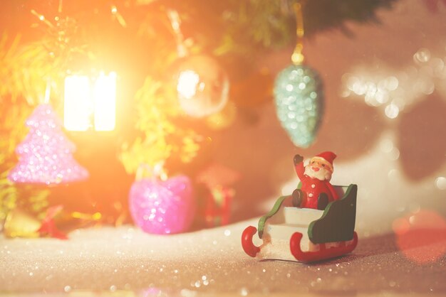 giocattolo il Babbo Natale accanto a un oggetto luminoso