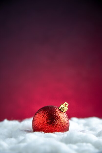 Giocattolo rosso dell'albero di natale di vista superiore sullo spazio libero del tavolo isolato rosso