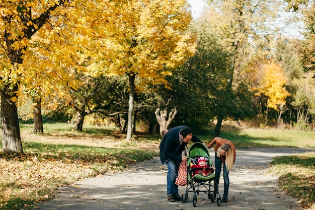 Gioco della famiglia felice nella foresta