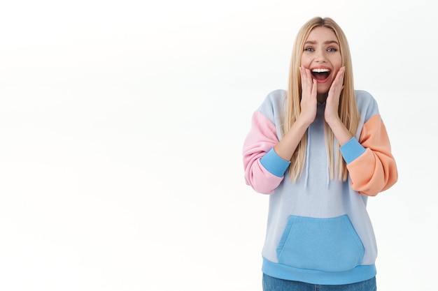 Gioia, donna caucasica bionda femminile felice, sospirando e sorridendo felice