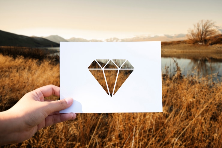 Foto gratuito gioielli di valore in carta perforata diamantata