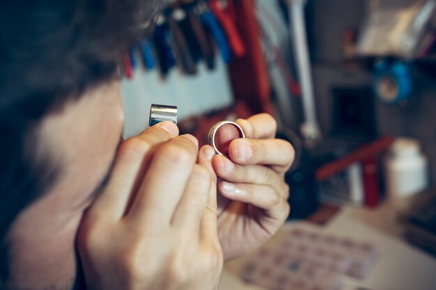 Gioielliere al lavoro in gioielleria.