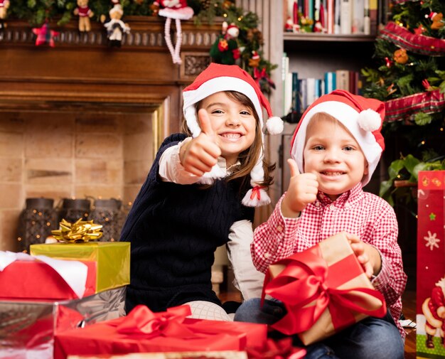 Gioiosi bambini con i pollici in su