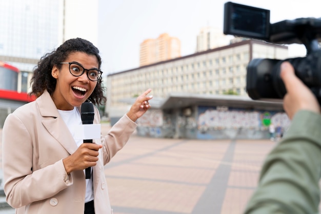 Giornalista che racconta la notizia fuori