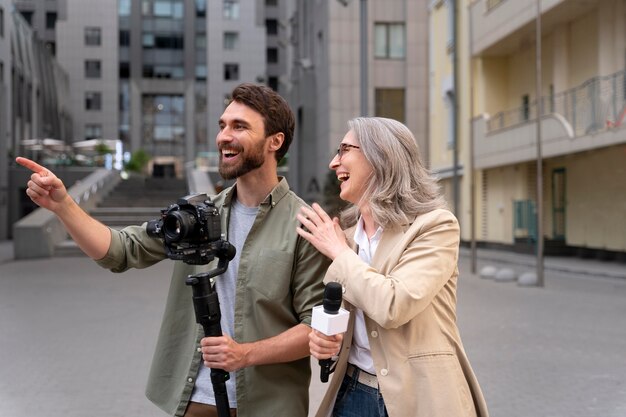 Giornalista con il suo cameraman