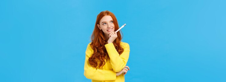 Foto gratuito giornalista o scrittrice donna rossa eccitata e creativa che crea nuove idee guardando in alto