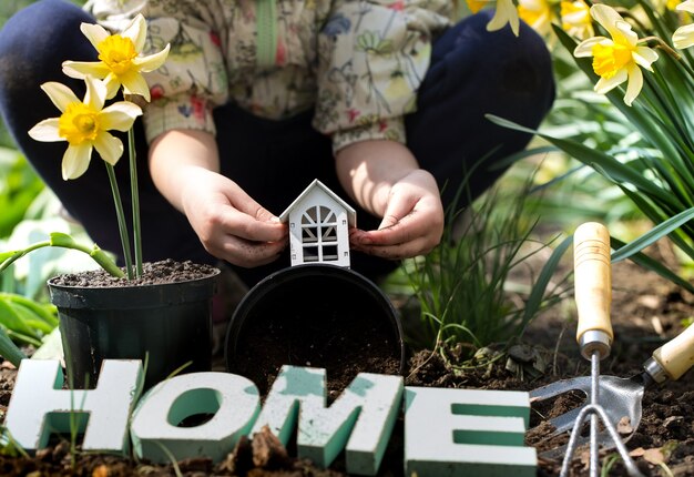 Giornata della Terra. Il bambino in giardino