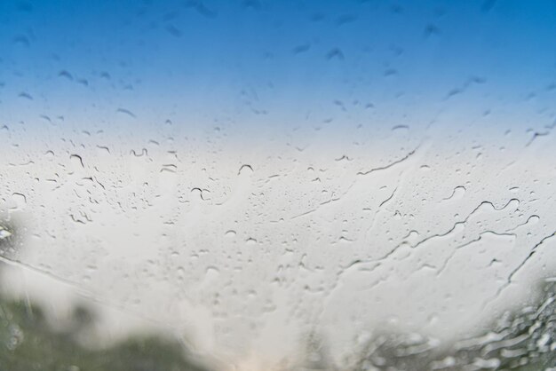 Giornata di pioggia dietro il finestrino dell'auto