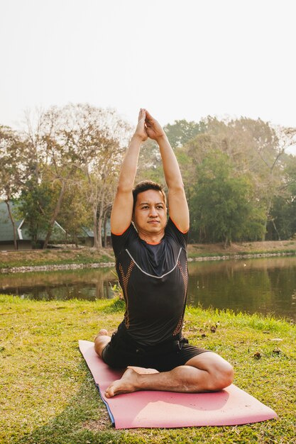 Giornata di sole, natura e yoga