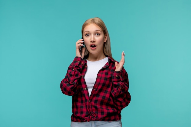 Giornata internazionale degli studenti giovane ragazza carina in camicia a quadri rossa sorpresa dalla telefonata